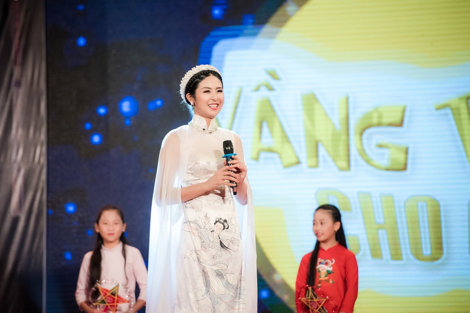 Bên cạnh đảm nhận vai diễn chị Hằng, Hoa hậu Ngọc Hân còn chuẩn bị món quà đặc biệt để tặng cho 5 em nhỏ có hoàn cảnh khó khăn nhưng đạt thành tích cao trong học tập. Đó chính là những bộ áo dài do chính cô thiết kế. Người đẹp hy vọng, món quà này sẽ khiến các em nhỏ có thêm tình yêu và sự trân trọng, giữ gìn trang phục truyền thống của dân tộc.