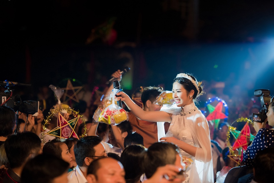 Cũng trong đêm hội Trung thu, cô cùng ban tổ chức đã trao 500 phần quà trị giá từ 1,5-3,5 triệu đồng cho những học sinh nghèo của huyện Mỹ Đức, 22 chiếc xe đạp cho học sinh có hoàn cảnh đặc biệt khó khăn nhưng có thành tích cao trong học tập.