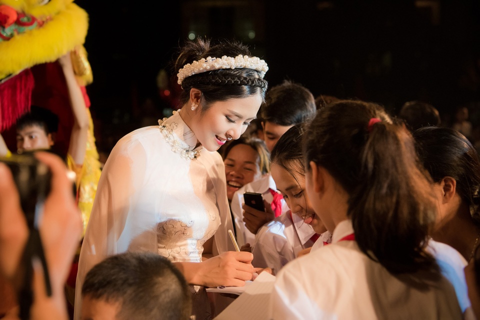 Ngọc Hân là một trong số những Hoa hậu tích cực tham gia nhiều hoạt động thiện nguyện vì môi trường, trẻ em nghèo từ khi đăng quang vào năm 2010. Chưa bao giờ cô nghĩ làm từ thiện vì trách nhiệm hay danh nghĩa, mà đây là việc cô thực sự muốn làm.