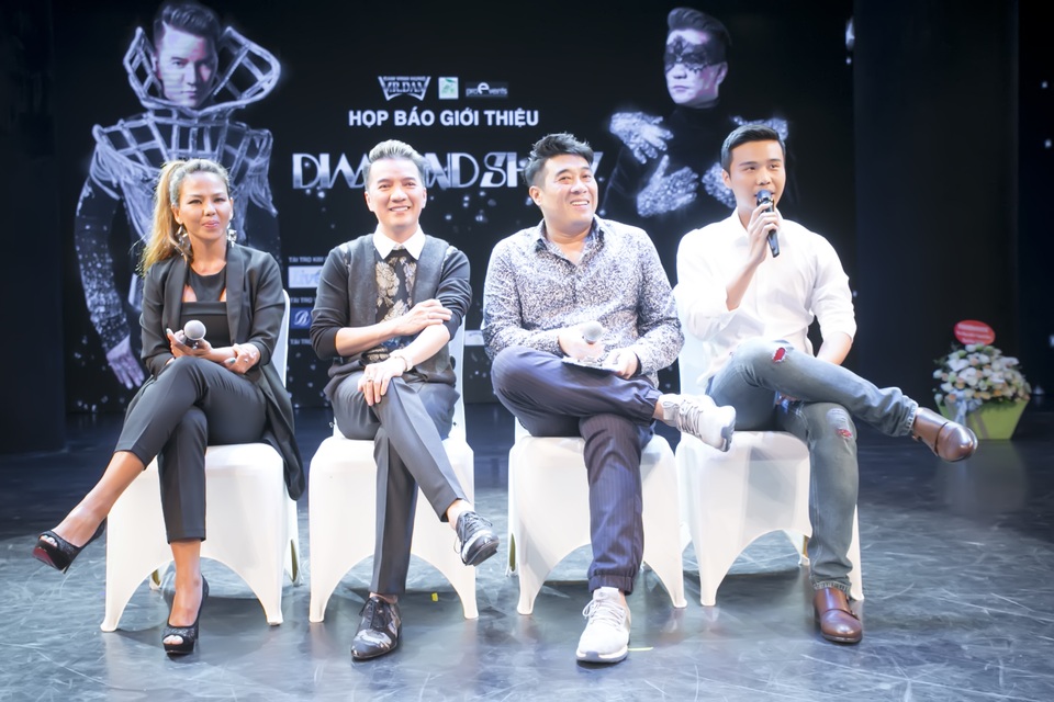 Mr Đàm chỉn chu chuẩn bị cho show diễn lớn - 2 Ê-kíp tổ chức đêm nhạc chia sẻ thông tin với báo chí.