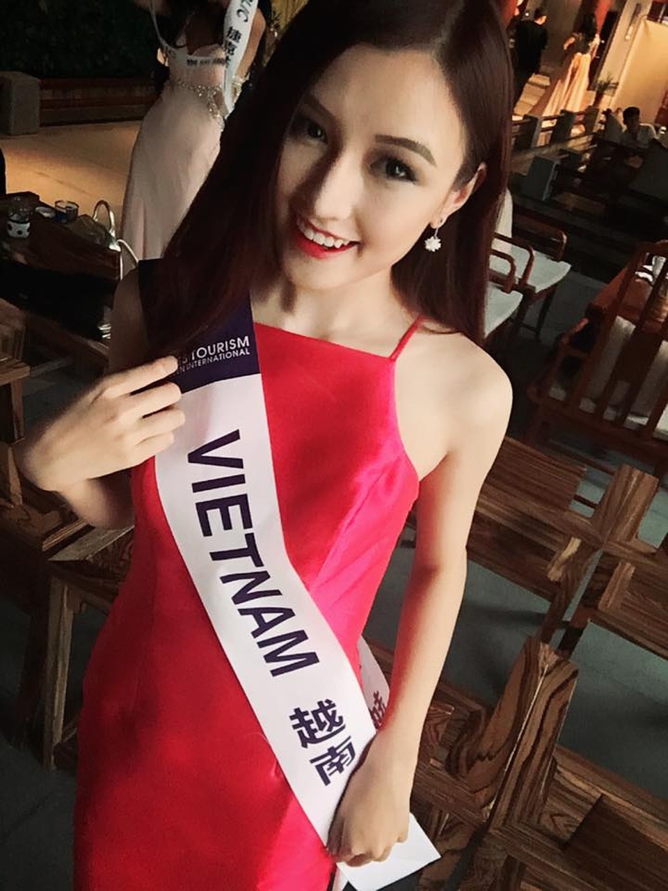 Đặng Phạm Phương Chi đại diện Việt Nam thi “Nữ hoàng Du lịch quốc tế 2016” - 2 Hình ảnh của Phương Chi trong những ngày đầu bước chân đến Trung Quốc tham gia cuộc thi. Ảnh: NVCC.