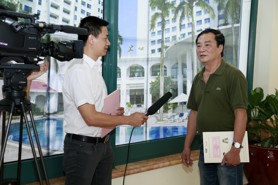 NSND Khải Hưng trả lời phỏng vấn trong buổi ra mắt phim Hợp đồng hôn nhân.