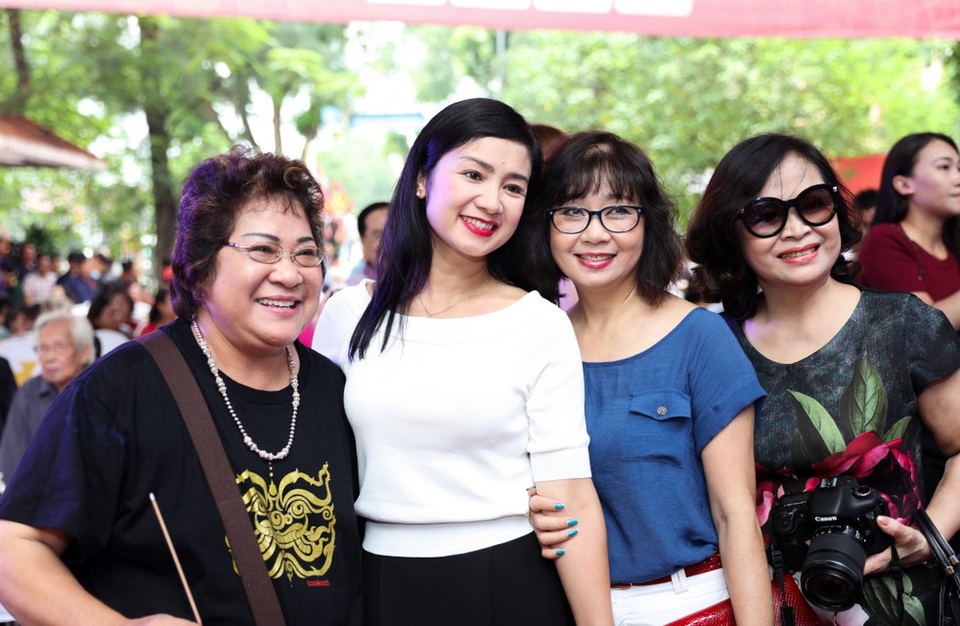 NSƯT Minh Vượng - Người một đời giấu nước mắt trong tiếng cười cô độc - 4 Minh Vượng và các nghệ sĩ Hà Nội trong lần giỗ Tổ nghiệp sân khấu mới đây. Ảnh: LAV.
