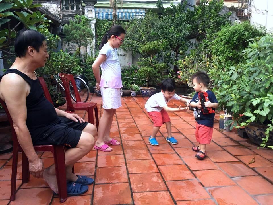 Đan Lê lên tiếng trước những phát ngôn thẳng thắn của bố chồng - 1 Phút thảnh thơi của NSND Khải Hưng bên con gái và 2 cháu nội. Ảnh: Đan Lê.