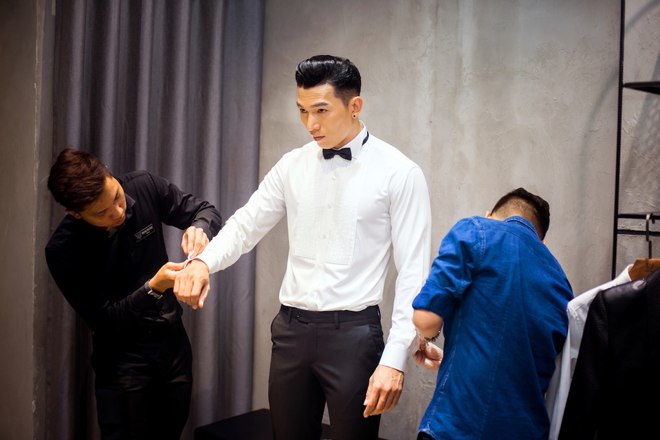Ngọc Tình chuẩn bị 20 bộ trang phục để thi Nam vương Đại sứ Hoàn cầu - 3
Anh đang gấp rút lựa chọn những bộ trang phục thích hợp để tham dự cuộc thi nhan sắc toàn cầu.