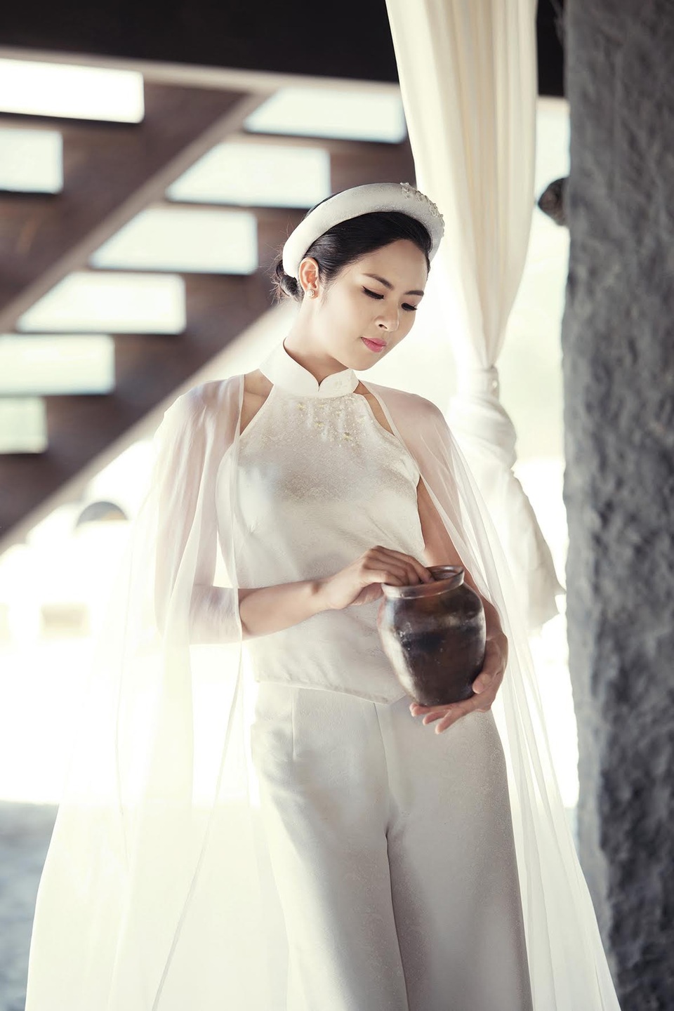 Yếm đào và váy cho người phụ nữ xưa cảm giác thoải mái trong lao động, trong sinh hoạt hàng ngày. Yếm đào và quần cách tân hôm nay cho người phụ nữ vẻ đẹp đài các, thướt tha và kiều diễm hơn.