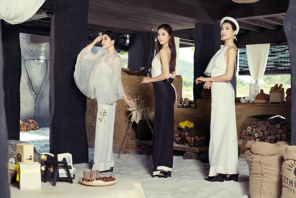 Bộ sưu tập được làm từ lụa tơ tằm Việt Nam, organza và jacqua, phối trên 2 màu đen - trắng, mang lại cảm giác vừa gần vừa xa, vừa thực tại, vừa bay bổng, những người đẹp tựa như tiên nữ chốn bồng lai, tiên cảnh.