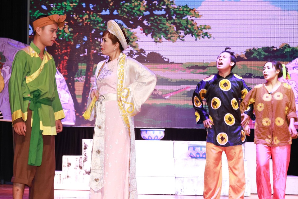 “Vua Lợn” tham dự Liên hoan Nghệ thuật “Con đường tơ lụa” 2016 - 3 Vở kịch có sự tham gia của: NSND Minh Hòa, NSND Tuấn Hải, NSƯT Mai Hương, NS Quang Minh cùng với các sinh viên xuất sắc của Trường Cao đẳng Nghệ thuật Hà Nội.