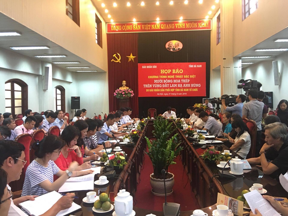 Mười bông hoa thép trên vùng đất Lam Hạ anh hùng - 2 Toàn cảnh buổi họp báo gới thiệu chương trình nghệ thuật đặc biệt chiều qua (21/9). Ảnh: Tùng Long.