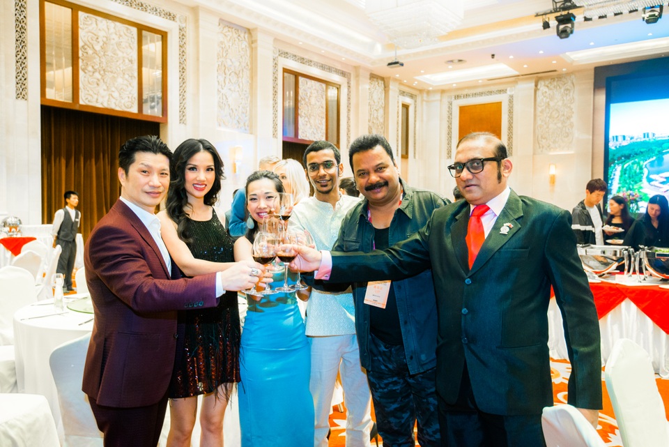 Dustin Nguyễn - Bebe Phạm được săn đón tại thảm đỏ bế mạc LHP Kim Kê - 1