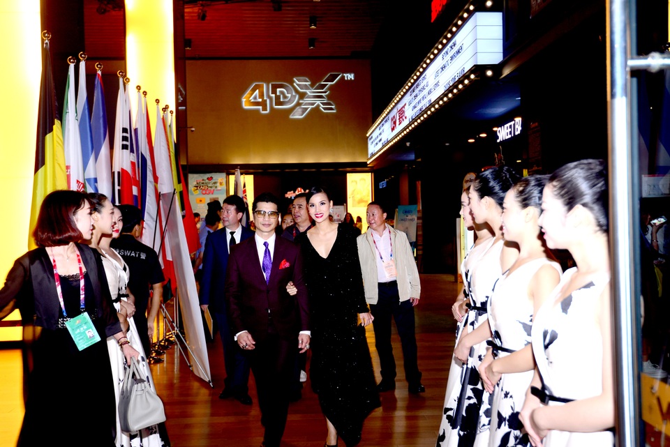 Dustin Nguyễn - Bebe Phạm được săn đón tại thảm đỏ bế mạc LHP Kim Kê - 4