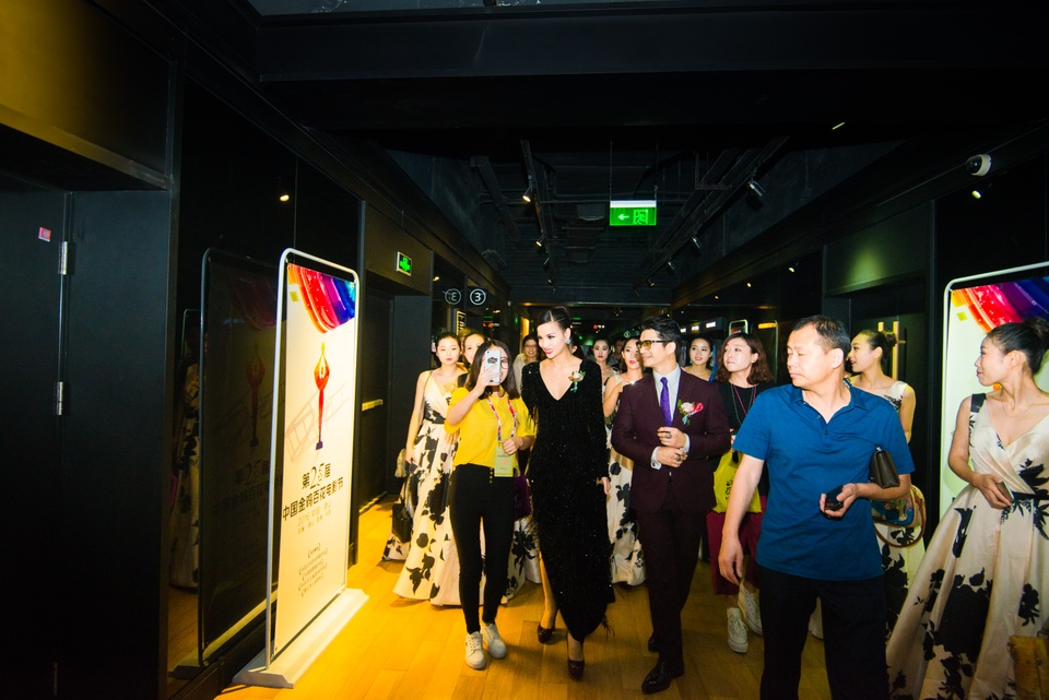 
Chương trình đươc đầu tư rất hoành tráng và hai vợ chồng mình Dustin - Bebe Phạm rất choáng ngợp với dàn âm thanh, ánh sáng, sân khấu... và độ đầu tư cho các tiết mục. “Đây là một trải nghiệm mà mình rất trân trọng, Bebe Phạm chia sẻ thêm.
