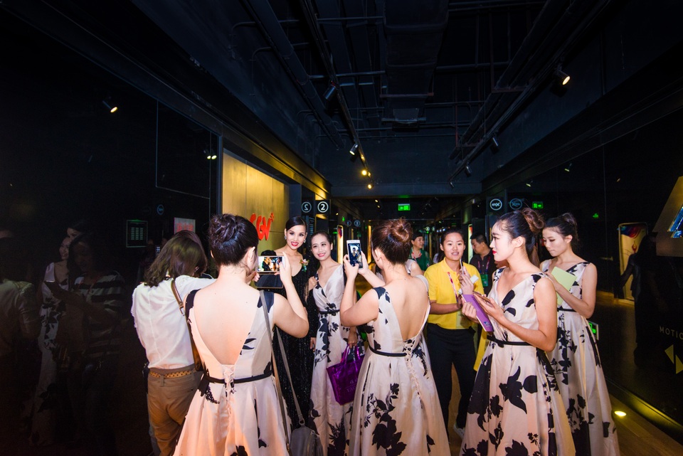 Dustin Nguyễn - Bebe Phạm được săn đón tại thảm đỏ bế mạc LHP Kim Kê - 12