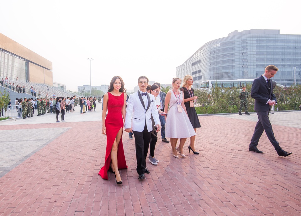 Dustin Nguyễn - Bebe Phạm được săn đón tại thảm đỏ bế mạc LHP Kim Kê - 6