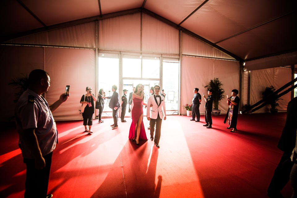 Theo Bebe Phạm, ấn tượng của cô trên thảm đỏ lễ bế mạc tối qua chính là khâu tổ chức rất chuyên nghiệp. Đoạn đường từ khách sạn dành cho khách đến dự LHP đến địa điểm tổ chức thảm đỏ đều được phong toả hết để ưu tiên cho LHP. An ninh được thắt rất chặt, lực lượng cảnh sát, quân đội rất đông để đảm bảo an ninh cho sự kiện này.