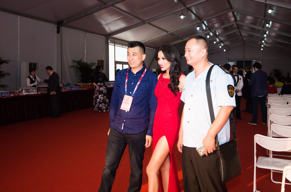 Dustin Nguyễn - Bebe Phạm được săn đón tại thảm đỏ bế mạc LHP Kim Kê - 11