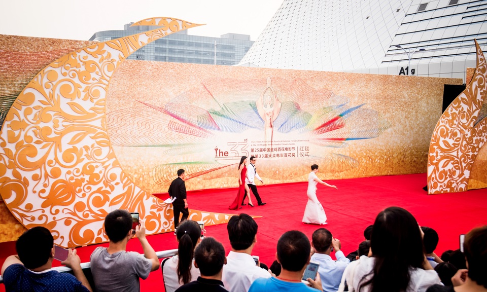 Lễ thảm đỏ diễn ra rất trang trọng, mọi nghệ sỹ đều được yêu cầu kí tên lưu niệm vào đĩa sứ trang trí trên sân khấu. “Bebe và anh Dustin có chút tự hào viết tên mình kèm chữ Việt Nam vào đây”, Bebe Phạm nói.