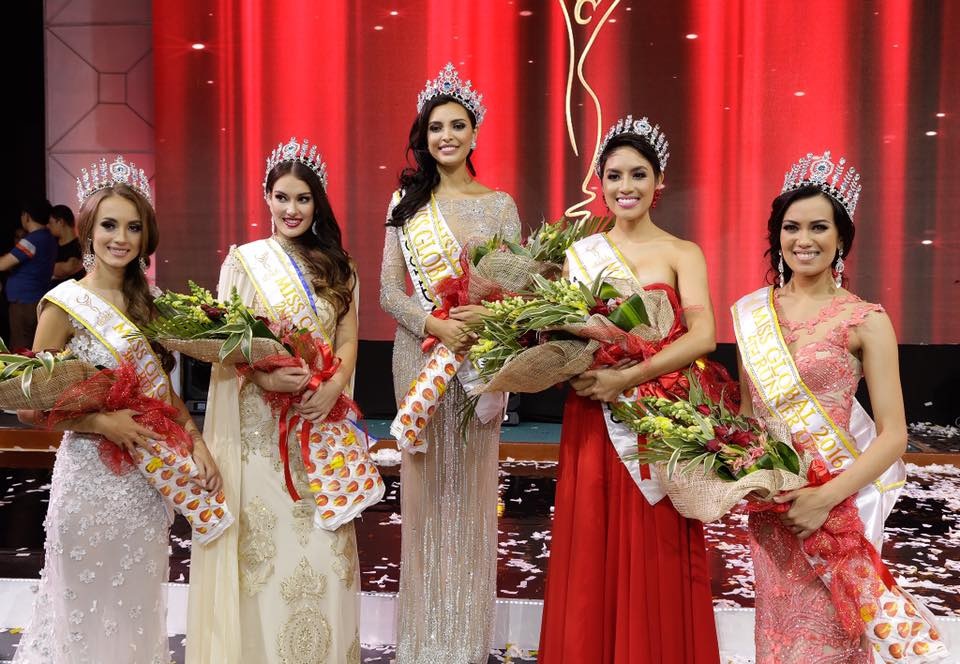 Siêu mẫu Hà Anh gợi cảm ngang Hoa hậu Hoàn vũ 2005 Natalie Glebova - 6 Các vị giám khảo đã cùng nhau chọn ra được chủ nhân của chiếc vương miện một cách xứng đáng nhất, đó là Miss Global thuộc về hoa hậu đai diện Ecuador, cô Angela Bonilla, Á hậu 1 thuộc về HH Phillipines - Camille Hirro, Á hậu 2 thuộc về Hoa hậu Úc - Caitlynn Henry, Á hậu 3 thuộc về Hoa hậu Séc - Nikola Bechynova, Á hậu 4 thuộc về Hoa hậu Na-Uy - Britt Rekkedal