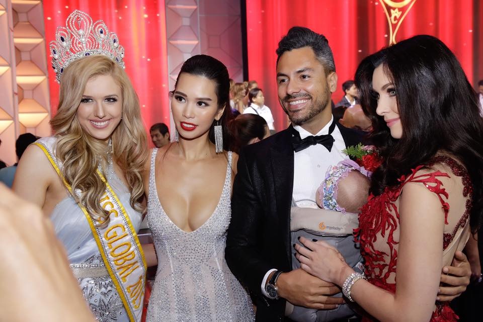 Siêu mẫu Hà Anh gợi cảm ngang Hoa hậu Hoàn vũ 2005 Natalie Glebova - 3 Với trình độ chuyên môn được đánh giá cao và khả năng giao tiếp xã giao trôi trảy bằng tiếng Anh, siêu mẫu Hà Anh nhanh chóng kết thân với các giám khảo là các nhân vật nổi tiếng. Hà Anh và Hoa hậu Hoàn Vũ Natalie trò chuyện khá thân thân mật.