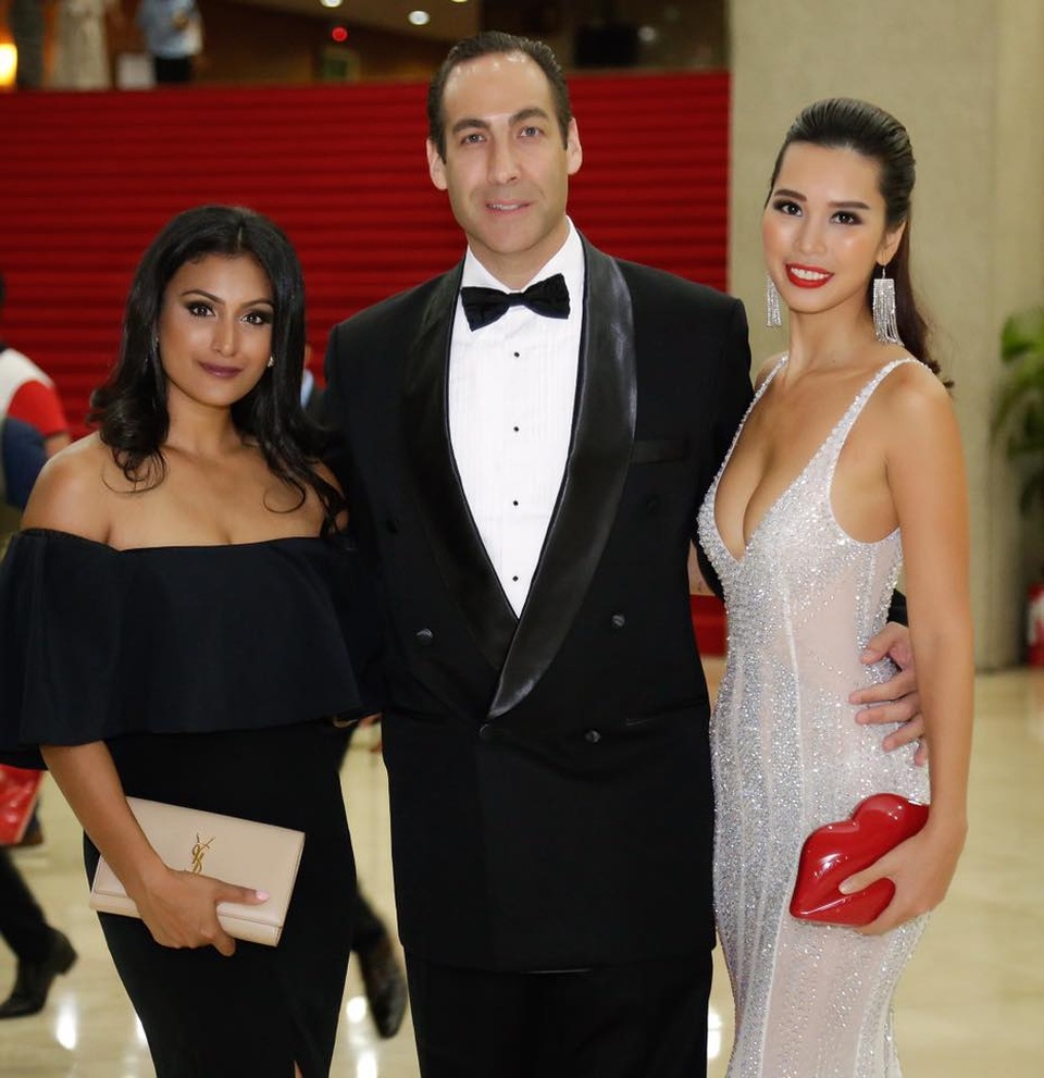 Siêu mẫu Hà Anh gợi cảm ngang Hoa hậu Hoàn vũ 2005 Natalie Glebova - 4 Natalie không ngớt khen vẻ gợi cảm của siêu mẫu Việt, trong khi đó Hà Anh tâm sư rất hâm mộ gia đình nhỏ của Natalie. Hoa hậu Hoàn vũ vừa sinh con được 5 tháng, chồng cô địu theo con đến ủng hộ vợ. Hà Anh còn nói vui rằng, sau này hôn phu của cô, Olly Dowden chắc sẽ phải học theo chồng của Natalie.
