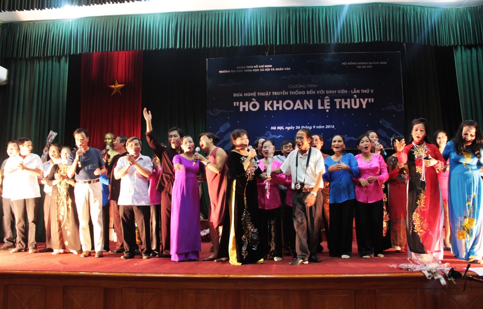 Các nghệ nhân hát say sưa trong làn điệu quen thuộc của quê hương Đại tướng.