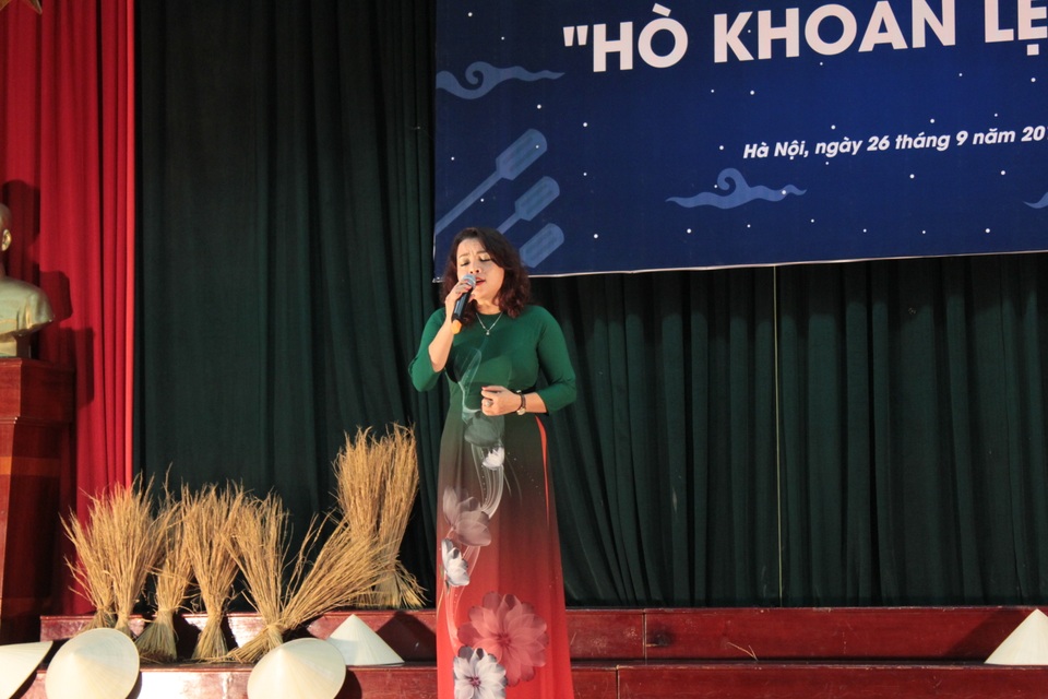 Ca sĩ Tố Nga cũng đến góp vui một số tiết mục trong chương trình.