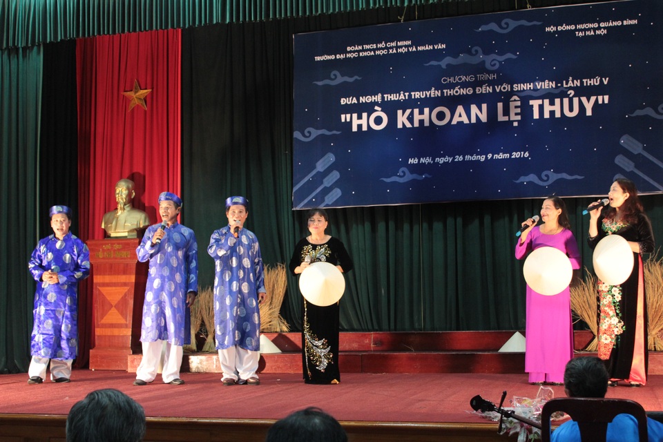 Các nghệ nhân mang Hò khoan Lệ Thuỷ ra Hà Nội giao lưu với sinh viên.