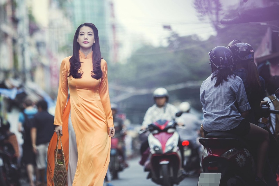 Festival Áo dài Hà Nội 2016 là cầu nối để Hà Nội thành trung tâm thời trang thế giới - 2 Từ lâu, tà áo dài truyền thống đã trở thành biểu tượng của vẻ đẹp người phụ nữ Việt. Ảnh: DBN.