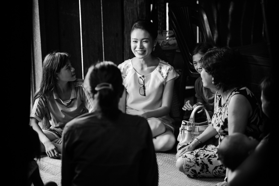 “Cô gái vàng” của Hoa hậu Việt Nam trở lại Tây Nguyên - 1 Ngọc Vân phấn khởi khi được gặp lại những người dân ở Tây Nguyên.