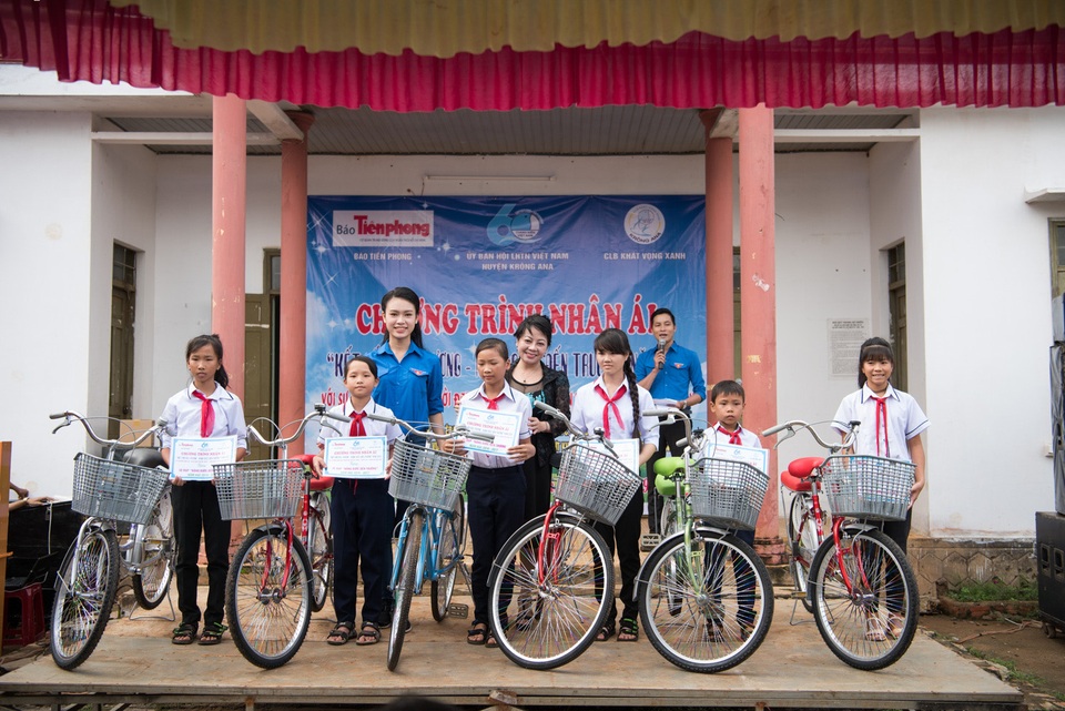 “Cô gái vàng” của Hoa hậu Việt Nam trở lại Tây Nguyên - 2 “Cô gái vàng” của Hoa hậu Việt Nam trở lại Tây Nguyên - 2