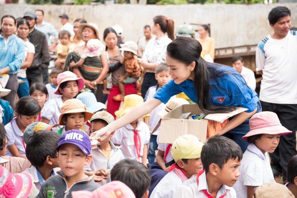 “Cô gái vàng” của Hoa hậu Việt Nam trở lại Tây Nguyên - 3 Tặng xe đạp và kẹo bánh cho các em nhỏ trong buôn làng.