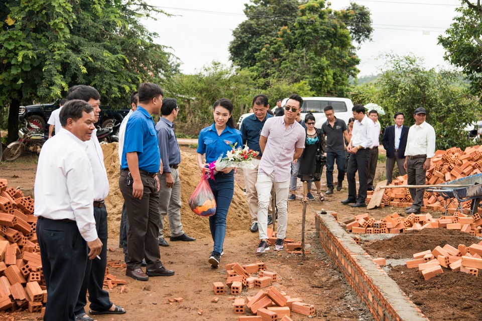 “Cô gái vàng” của Hoa hậu Việt Nam trở lại Tây Nguyên - 4 “Cô gái vàng” của Hoa hậu Việt Nam trở lại Tây Nguyên - 4