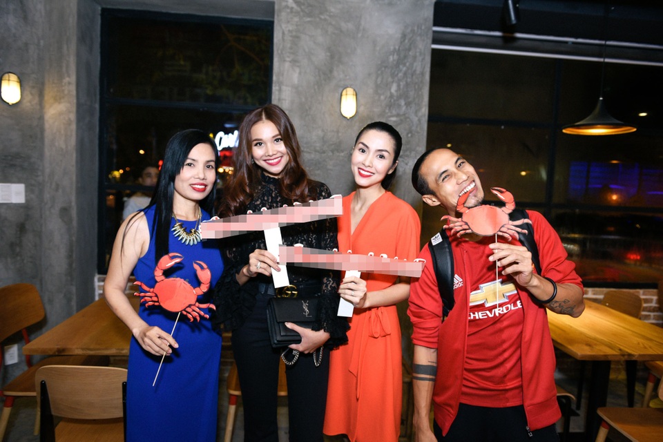 Dàn sao Việt “lội nước” đến chúc mừng vợ chồng Tăng Thanh Hà - 9 Dàn sao Việt “lội nước” đến chúc mừng vợ chồng Tăng Thanh Hà - 9