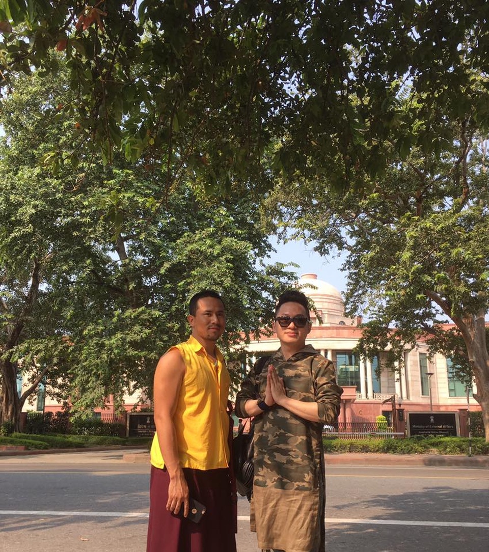 Bên một vị tu hành.