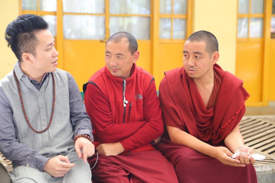 Phút bình yên hiếm có của Tùng Dương trong những khoảnh khắc rất đỗi bình dị trên đất Phật.