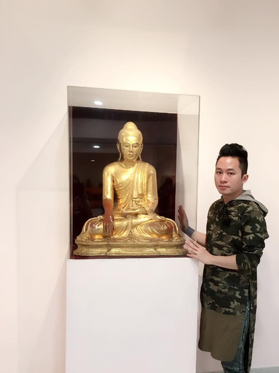 Chụp ảnh lưu niệm tại Bảo tàng Quốc gia trong ngày đầu đặt chân đến Ấn Độ.