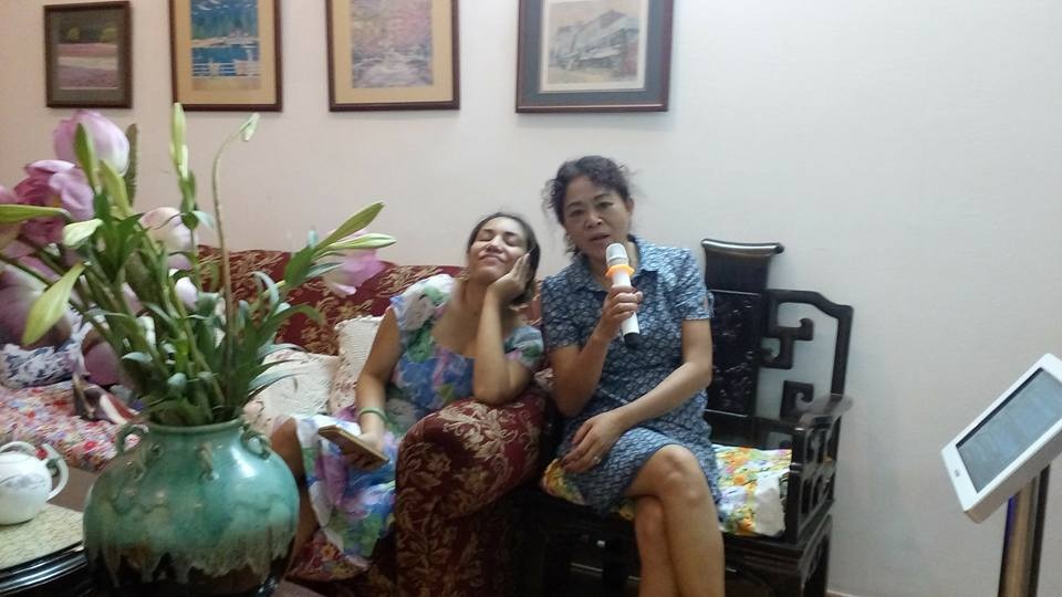 Cô gái đăng quang Quán quân Vietnam Idol 2016 là ai? - 3 Janice Phương với mẹ nuôi người Hà Nội. Ảnh: NVCC.
