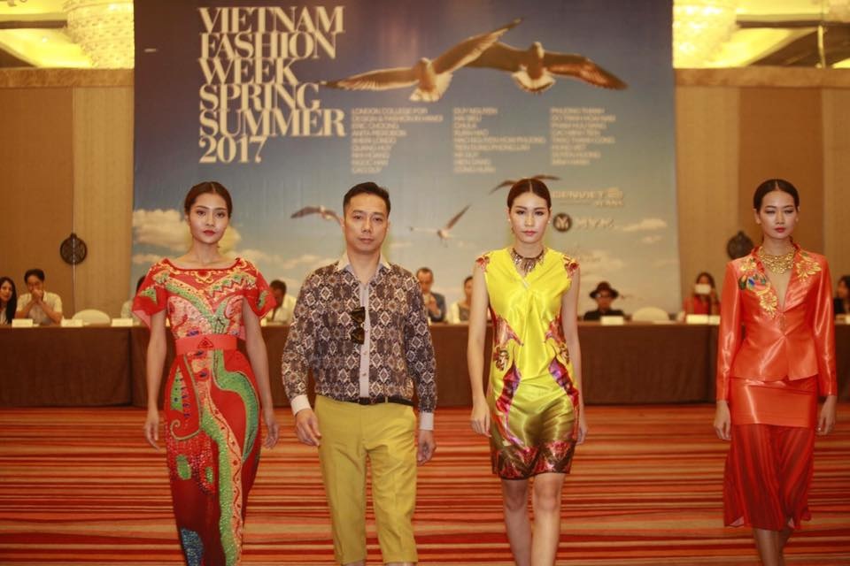 “Tôi luôn đưa thông điệp văn hoá vào từng mẫu thiết kế” - 1 NTK Đỗ Trịnh Hoài Nam giới thiệu các mẫu thiết kế trong hai bộ sưu tập của mình tại buổi họp báo Tuần lễ thời trang Xuân - Hè 2017. Ảnh: NVCC.