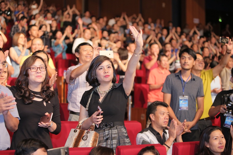 12h đêm, khán giả vẫn đứng nhảy theo giai điệu các bài hát quen thuộc không muốn về.