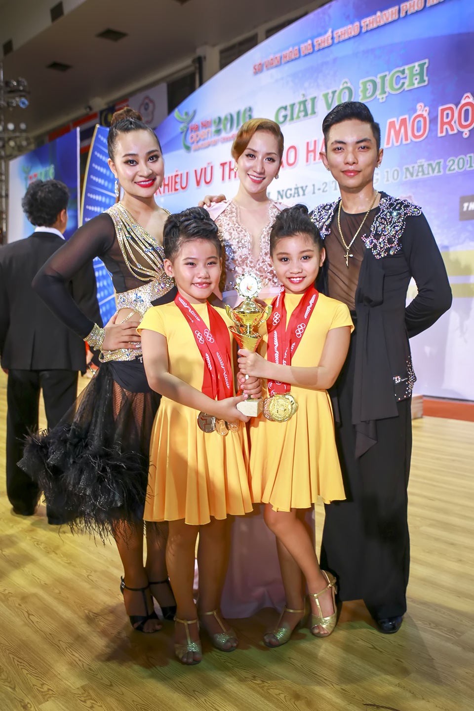 Bỏ mặc Khánh Thi, Phan Hiển “đá mắt đưa tình” với bạn nhảy mới - 10
Khánh Thi, Phan Hiển, Vân Diễm và các học trò