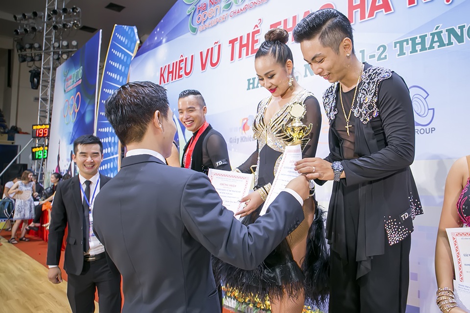 Bỏ mặc Khánh Thi, Phan Hiển “đá mắt đưa tình” với bạn nhảy mới - 13 Bỏ mặc Khánh Thi, Phan Hiển “đá mắt đưa tình” với bạn nhảy mới - 13