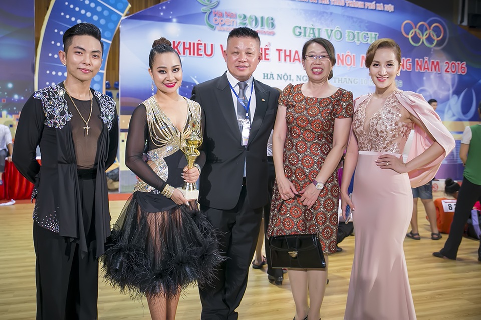 Bỏ mặc Khánh Thi, Phan Hiển “đá mắt đưa tình” với bạn nhảy mới - 12 Khánh Thy, Phan Hiển và Vân Diễm chụp ảnh cùng các giám khảo đến từ nước ngoài.
