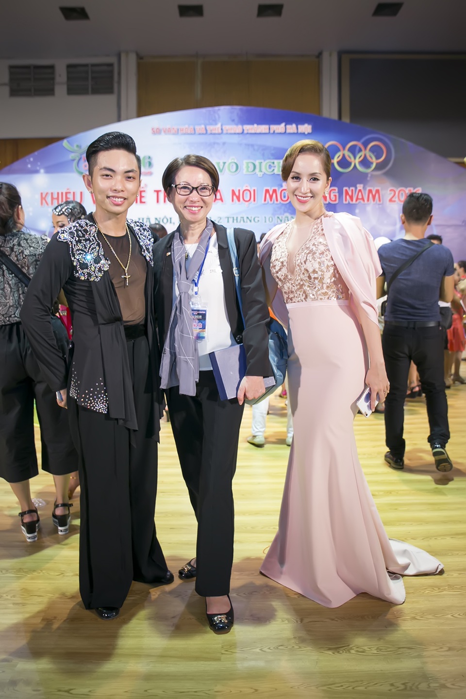 Bỏ mặc Khánh Thi, Phan Hiển “đá mắt đưa tình” với bạn nhảy mới - 11 Bỏ mặc Khánh Thi, Phan Hiển “đá mắt đưa tình” với bạn nhảy mới - 11