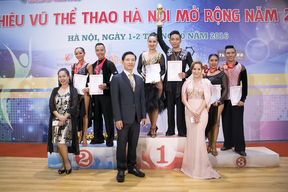 Bỏ mặc Khánh Thi, Phan Hiển “đá mắt đưa tình” với bạn nhảy mới - 14 Kết quả chung cuộc, cặp đôi Phan Hiển và Vân Diễm đạt giải Vô địch.
