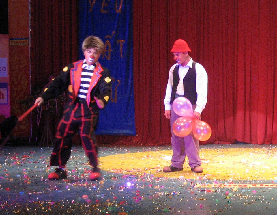 59 tuổi, nam nghệ sĩ vẫn say mê biểu diễn để phục vụ khán giả trong các tiết mục hề xiếc. Ảnh mang tính chất minh hoạ.