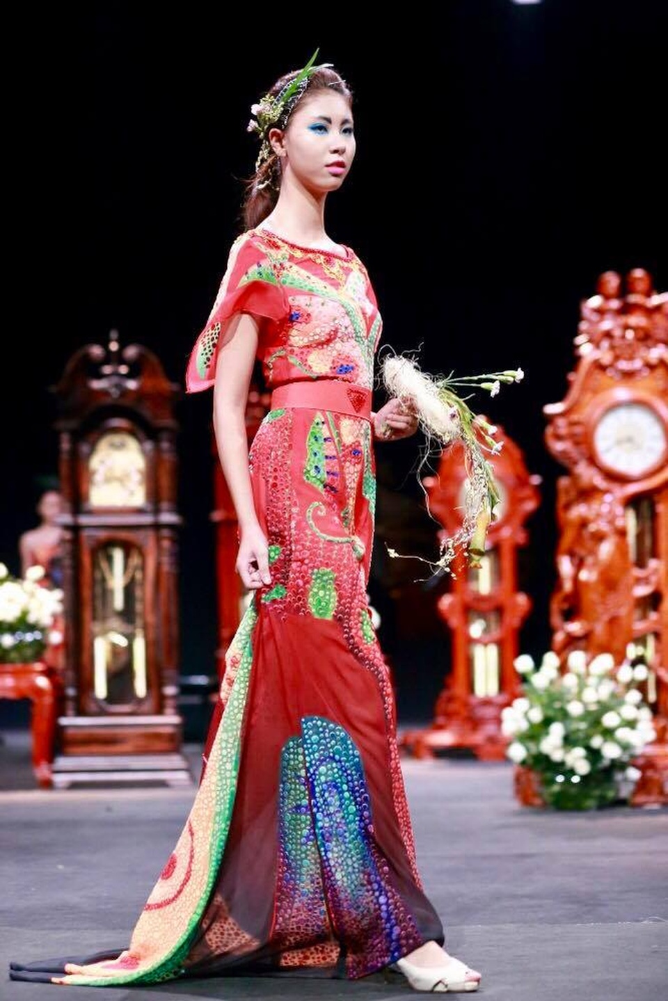 Độc đáo bộ sưu tập thời trang xuyên thấu lấy ý tưởng từ gốm Bát Tràng - 7 Độc đáo bộ sưu tập thời trang xuyên thấu lấy ý tưởng từ gốm Bát Tràng - 7