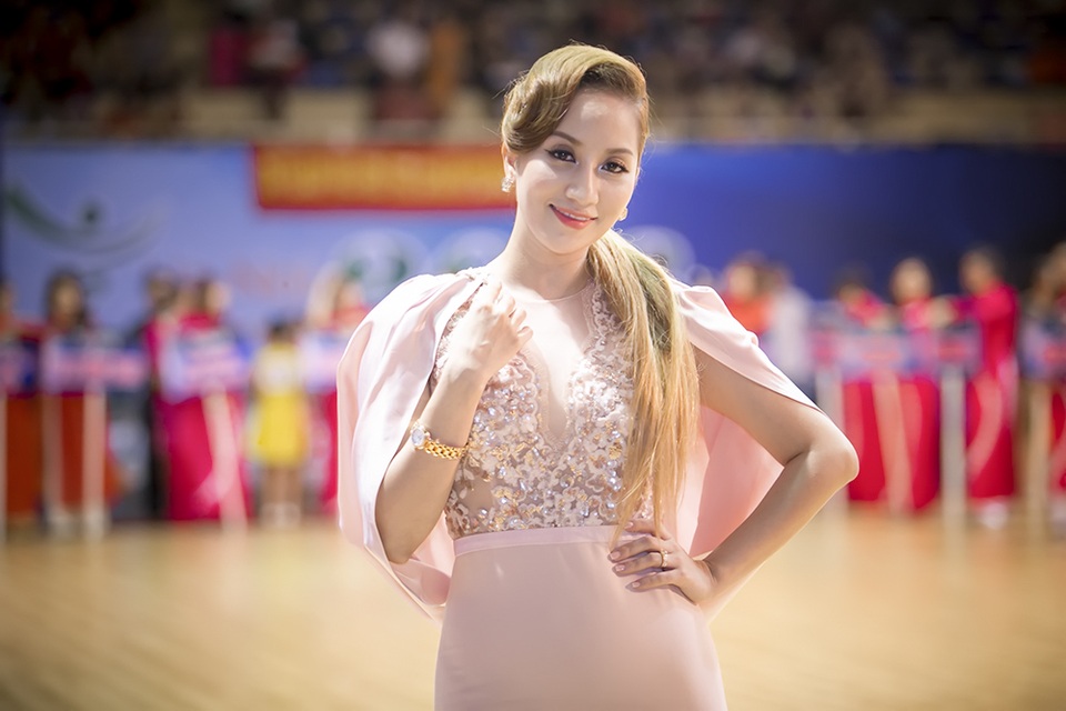 Bỏ mặc Khánh Thi, Phan Hiển “đá mắt đưa tình” với bạn nhảy mới - 9
Lúc đầu giải đấu Khánh Thi đeo trang sức bắt mắt với đồng hồ và nhẫn hàng hiệu do ông xã tặng. Sau đó khi có nhiều người để ý nên cô khéo léo cất đi. Có thể do cô không muốn gây sự chú ý.