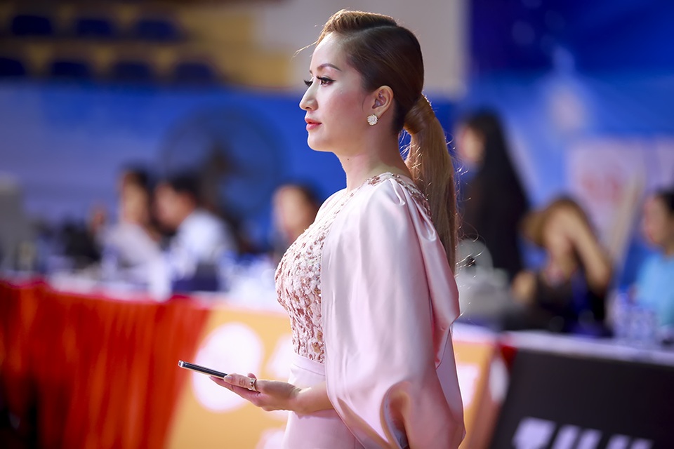 Bỏ mặc Khánh Thi, Phan Hiển “đá mắt đưa tình” với bạn nhảy mới - 8 Trong phần thi của Phan Hiển, cô không tham gia chấm thi mà chỉ chăm chú xem ông xã thi đấu và quay lại những khoảnh khắc tại sàn đấu .