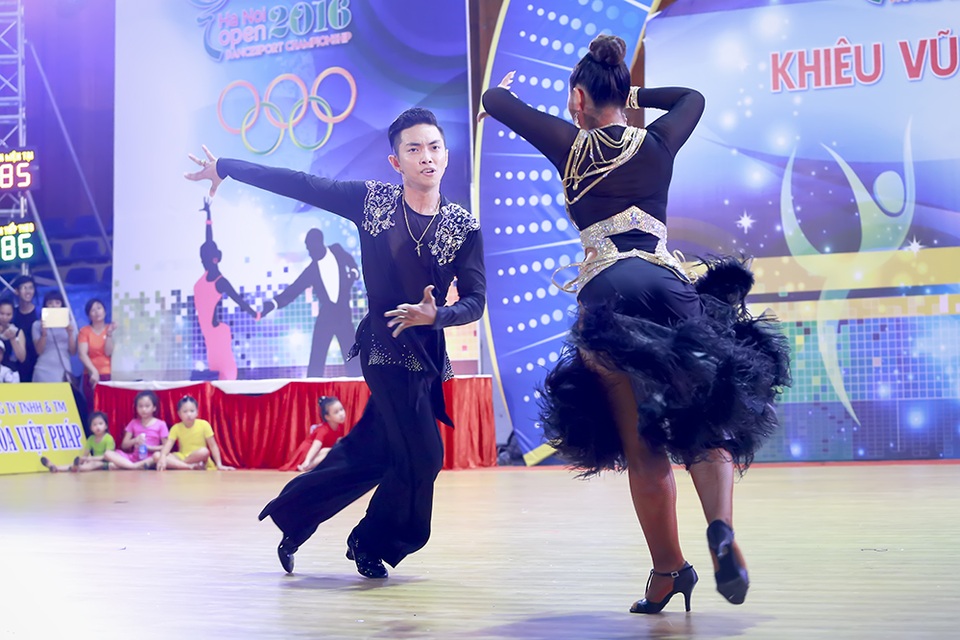 Bỏ mặc Khánh Thi, Phan Hiển “đá mắt đưa tình” với bạn nhảy mới - 1 Tại giải đấu này, Phan Hiển và bạn nhảy Vân Diễm đã thể hiện những bước nhảy linh hoạt và đầy kĩ thuật.