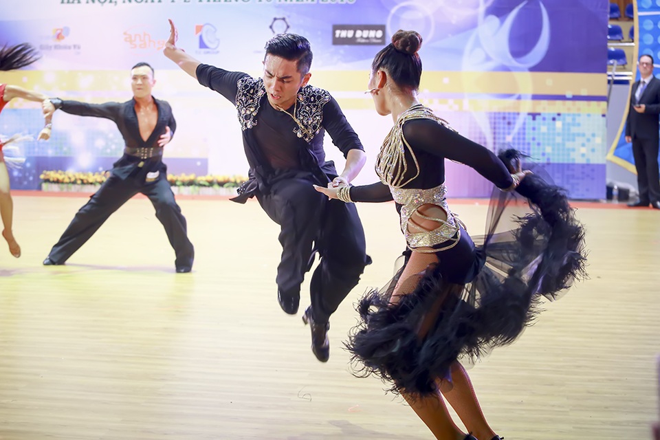 Bỏ mặc Khánh Thi, Phan Hiển “đá mắt đưa tình” với bạn nhảy mới - 4 Tại giải đấu lần này cũng có thêm khá nhiều nước tham dự như: Đài Loan, Malaysia, Thái Lan nhưng Phan Hiển vẫn chứng tỏ được trình độ của mình anh dành huy chương vàng khá quan trọng 5 điệu Latinh.
